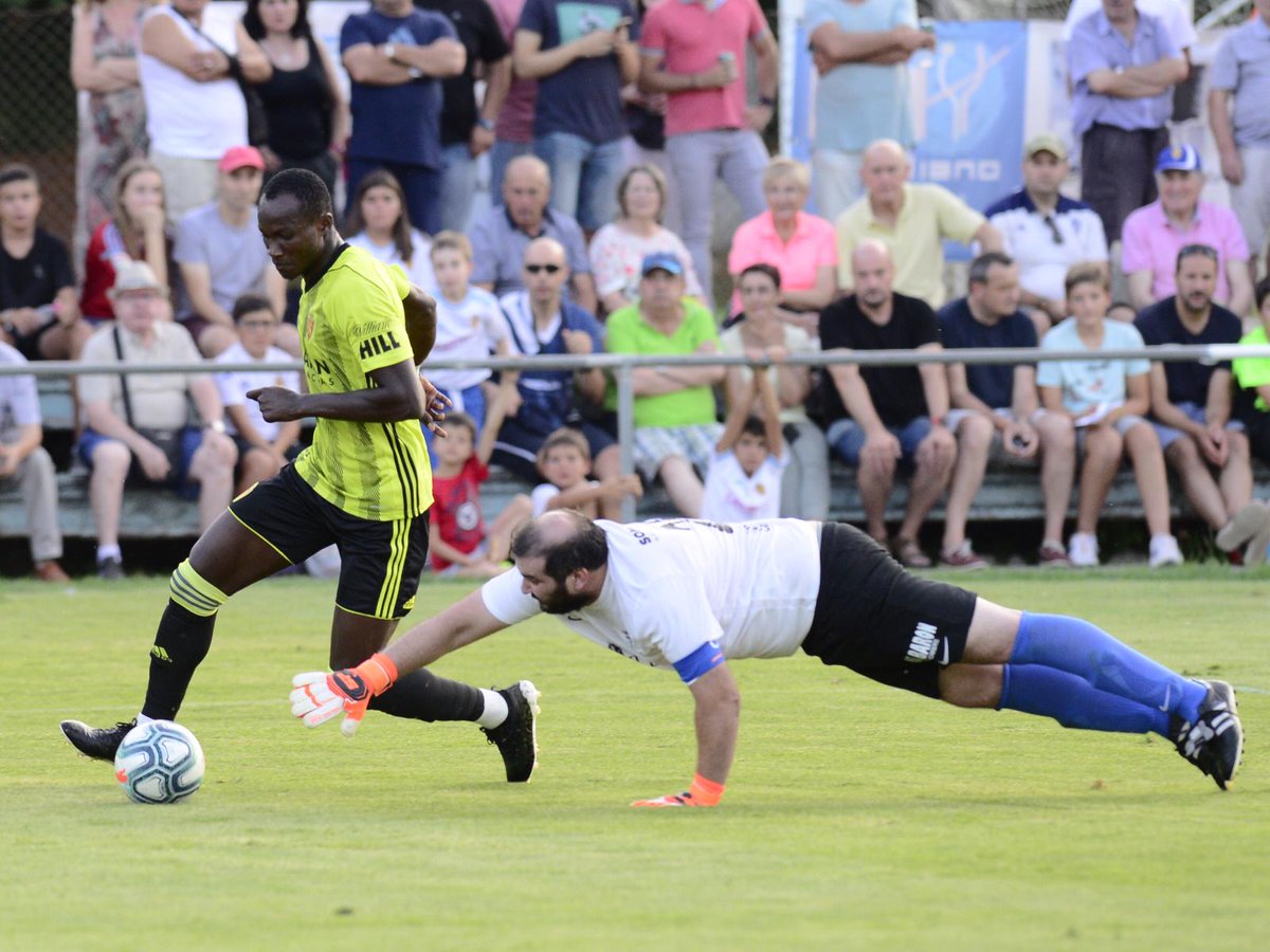 Este es Guillermo Solano, portero de la Peña Ferranca, club de 1ª Regional aragonesa. Ayer se levantó a las 5 de la mañana para ir a trabajar y por la tarde jugó ante el Real Zaragoza portando el brazalete de capitán de su equipo. Personas como él hacen grande este deporte. 👏