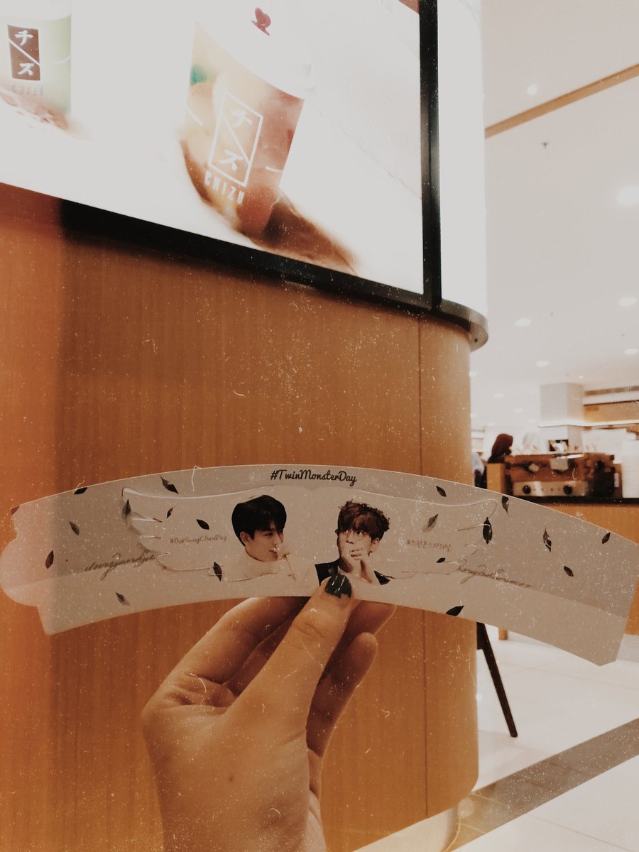 hazimahhhoze's tweet photo. thank you @TwinMonsterDay for organising such wonderful event today! and the amount of freebies, yall were super generous ✨ also, it was nice meeting you finally @preciousyun wae so pretty omg #TwinMonsterDay https://t.co/eu34dmER7D