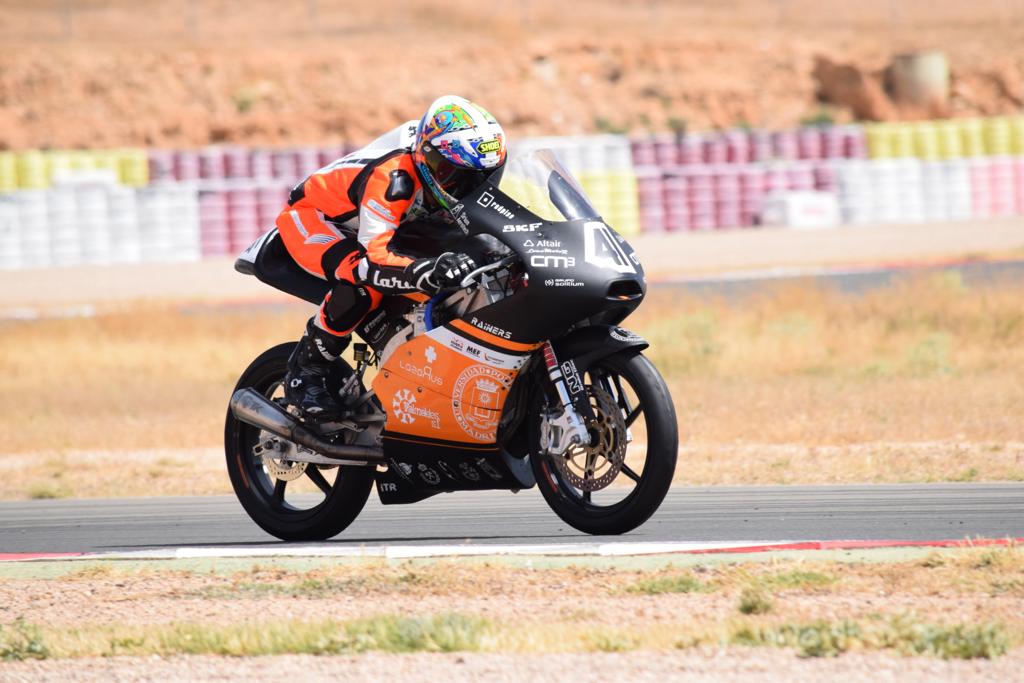 UPM_Motostudent's tweet photo. ‼ POLE POSITION en @CircuitAlbacete para #Nano3‼ 🏁

Con un 1:46,167 salimos en cabeza en la segunda cita del #motoengineeringcup Todo listo para la primera carrera a las 19:10h de esta tarde, ➡ ¡síguenos en https://t.co/PyCZk1a661 ! (HAWKERS / PreMoto4-Moto5) https://t.co/Ydhndi8moJ