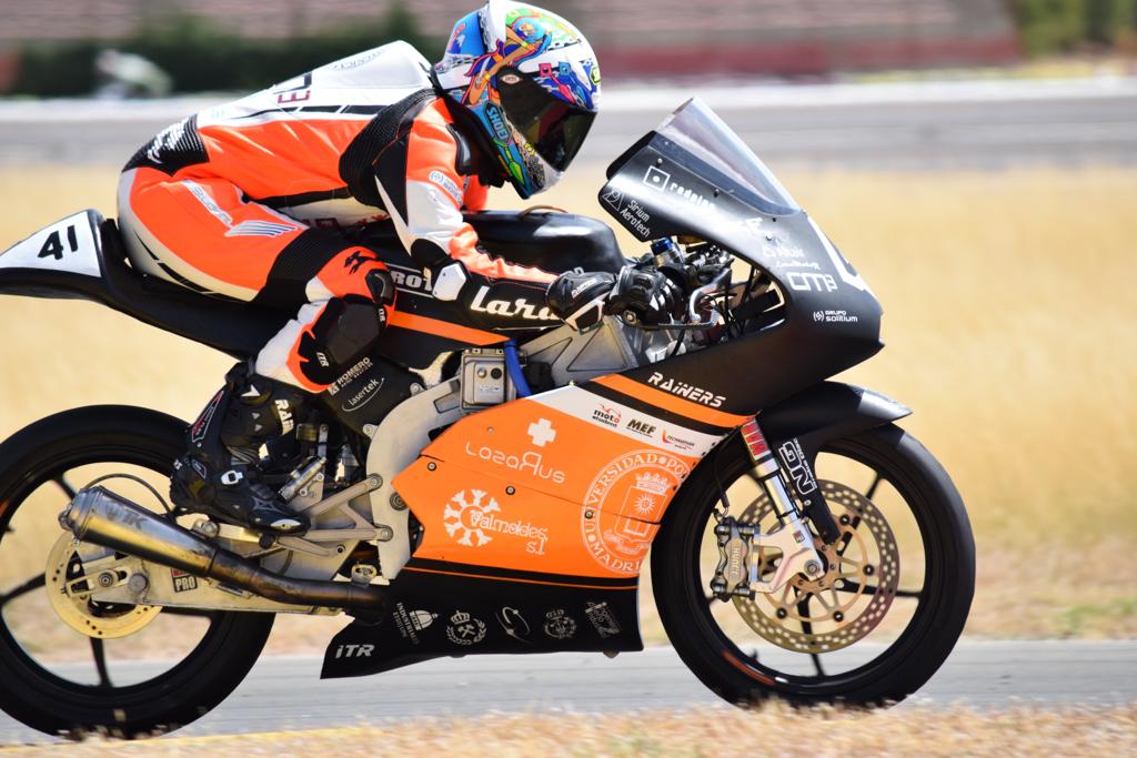 UPM_Motostudent's tweet photo. ‼ POLE POSITION en @CircuitAlbacete para #Nano3‼ 🏁

Con un 1:46,167 salimos en cabeza en la segunda cita del #motoengineeringcup Todo listo para la primera carrera a las 19:10h de esta tarde, ➡ ¡síguenos en https://t.co/PyCZk1a661 ! (HAWKERS / PreMoto4-Moto5) https://t.co/Ydhndi8moJ