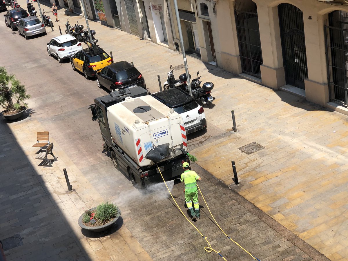 El agua la necesitan las aceras (desechos de perros), no las calles - Carrer Clot 
<a href="/bcn_ajuntament/">Ajuntament de Barcelona</a> #bcnajuntament