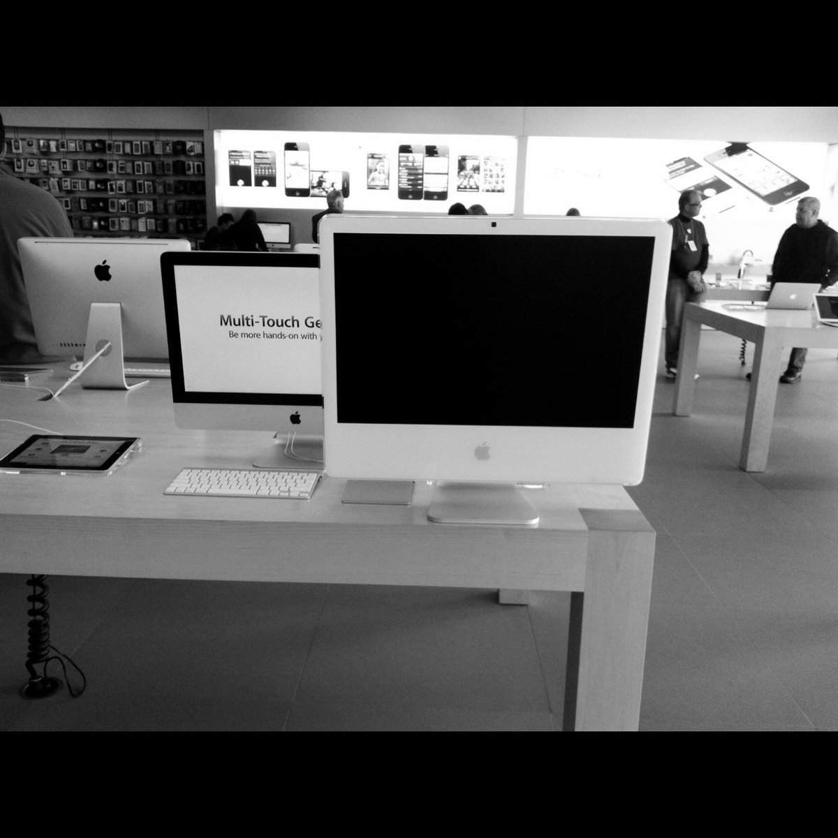 teammacgeeks's tweet photo. Vintage.

#macgeeks #imac #G3 #macintosh https://t.co/NuwXeuAI8V