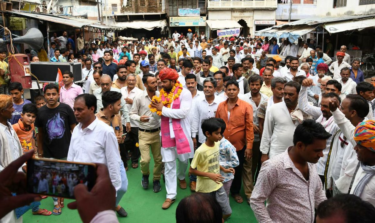 AshokChandnaINC's tweet photo. आज नैनवा पहुंचने से पहले आमजन द्वारा रास्ते में जगह-जगह भव्य स्वागत कर मेरा जो हौसला बढ़ाया उसके लिए आप सभी का हृदय की गहराइयों से आभार एवं धन्यवादl https://t.co/kMxoscfl0k