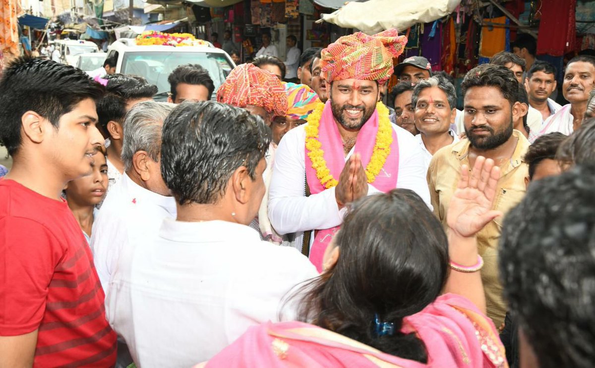 AshokChandnaINC's tweet photo. आज नैनवा पहुंचने से पहले आमजन द्वारा रास्ते में जगह-जगह भव्य स्वागत कर मेरा जो हौसला बढ़ाया उसके लिए आप सभी का हृदय की गहराइयों से आभार एवं धन्यवादl https://t.co/kMxoscfl0k