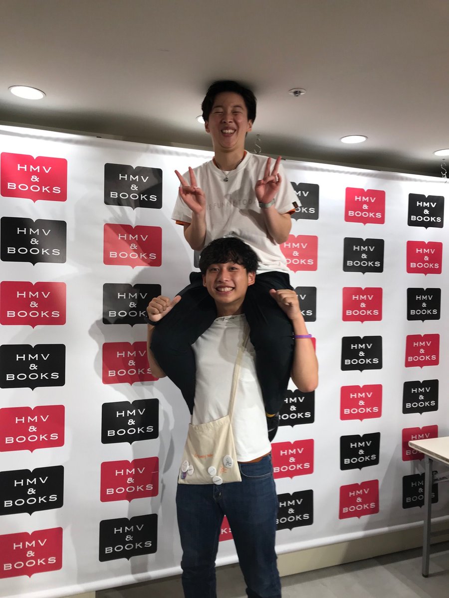 HmvBooksShibuya's tweet photo. 【ひなた】本日は、ひなたさんのフォトブック『360°HINATA』発売記念イベントにご参加いただきありがとうございました！ひなたさん＆あさひさんに当店限定ブックカバーへサインを頂きました！こちらを抽選で1名様にフォロー＆RTでプレゼント！締切7/27、店舗受取り限定、当選はDMにて♪ #360HINATA https://t.co/W2SgKrJLDv