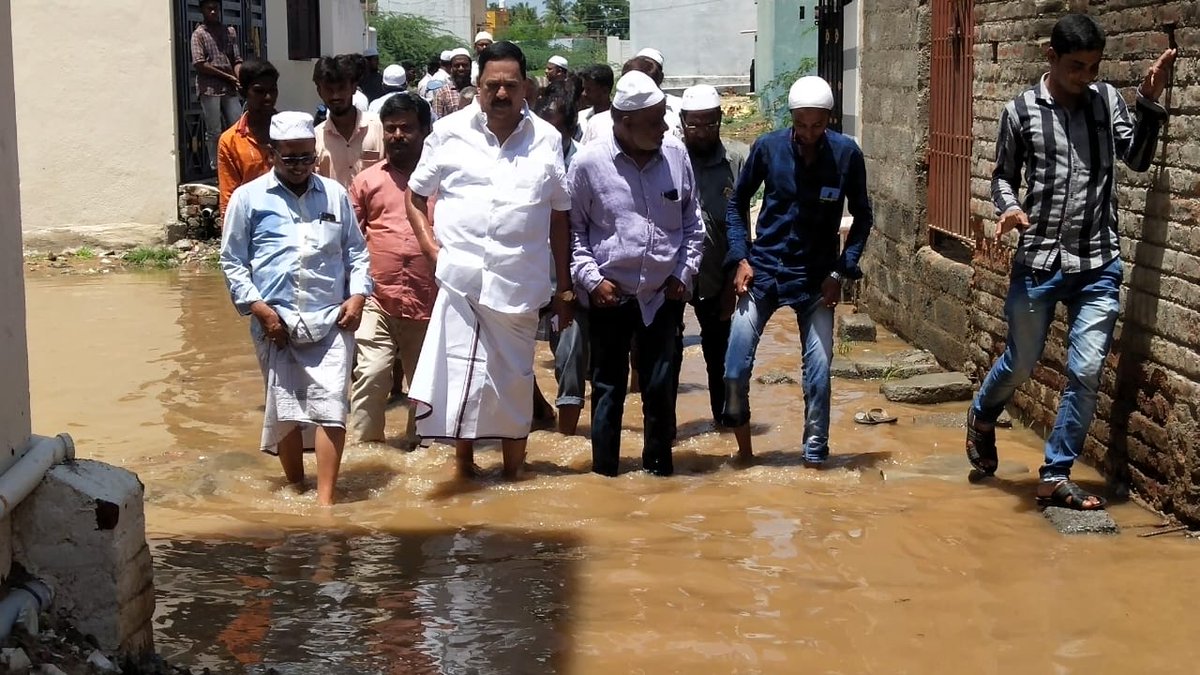 R_Gandhi_MLA's tweet photo. எனது இராணிப்பேட்டை தொகுதிக்கு உட்பட்ட மேல்விஷாரம் கிஹ்யூம் நகரில் மழைநீர் தேங்கி தண்ணீர் நிற்கிறது என்ற மக்களின் கோரிக்கையை ஏற்ற சம்மந்தமான இடத்திற்கு மழை தண்ணீரில் நடந்து சென்று அதிகாரிகளுடன் பார்வையிட்டு ஆய்வு செய்து நடவடிக்கை மேற்கொண்டேன்..
#DMKCare #இராணிப்பேட்டை https://t.co/3fbW7MJHps