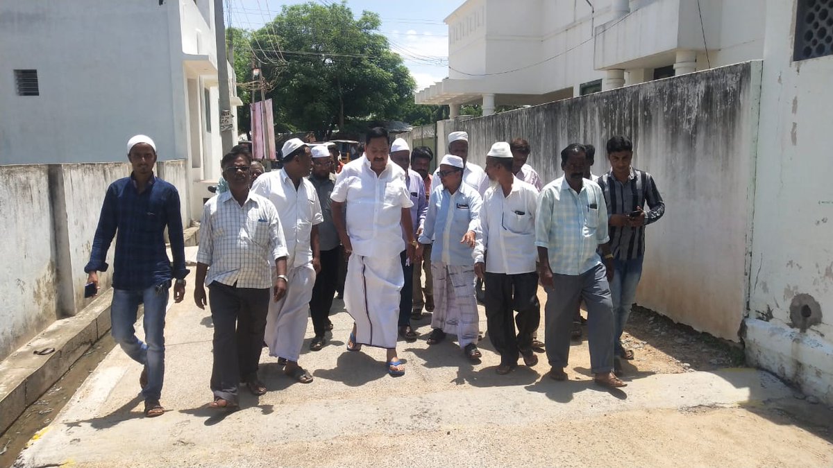 R_Gandhi_MLA's tweet photo. எனது இராணிப்பேட்டை தொகுதிக்கு உட்பட்ட மேல்விஷாரம் கிஹ்யூம் நகரில் மழைநீர் தேங்கி தண்ணீர் நிற்கிறது என்ற மக்களின் கோரிக்கையை ஏற்ற சம்மந்தமான இடத்திற்கு மழை தண்ணீரில் நடந்து சென்று அதிகாரிகளுடன் பார்வையிட்டு ஆய்வு செய்து நடவடிக்கை மேற்கொண்டேன்..
#DMKCare #இராணிப்பேட்டை https://t.co/3fbW7MJHps