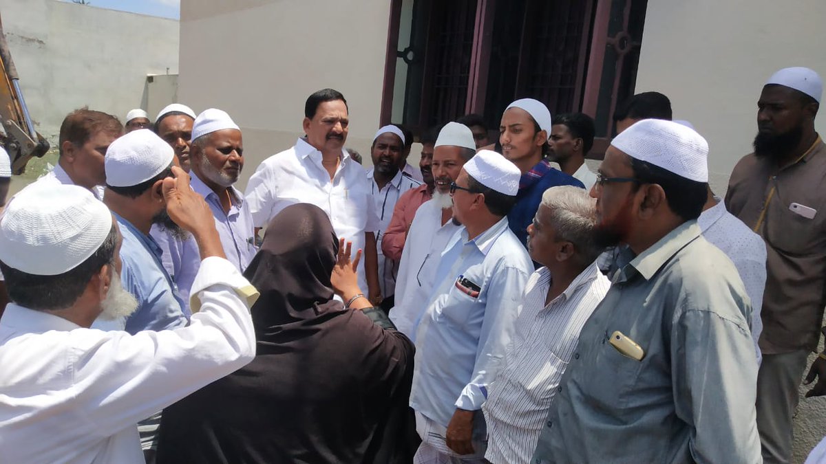 R_Gandhi_MLA's tweet photo. எனது இராணிப்பேட்டை தொகுதிக்கு உட்பட்ட மேல்விஷாரம் கிஹ்யூம் நகரில் மழைநீர் தேங்கி தண்ணீர் நிற்கிறது என்ற மக்களின் கோரிக்கையை ஏற்ற சம்மந்தமான இடத்திற்கு மழை தண்ணீரில் நடந்து சென்று அதிகாரிகளுடன் பார்வையிட்டு ஆய்வு செய்து நடவடிக்கை மேற்கொண்டேன்..
#DMKCare #இராணிப்பேட்டை https://t.co/3fbW7MJHps