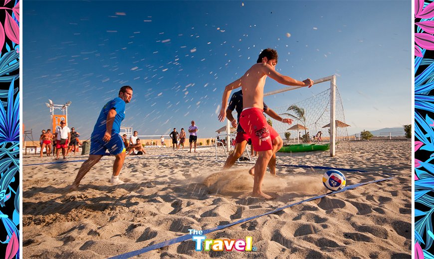 Развлечения на пляже. Пляжный футбол. Футбол на пляже. Футбол на песке.