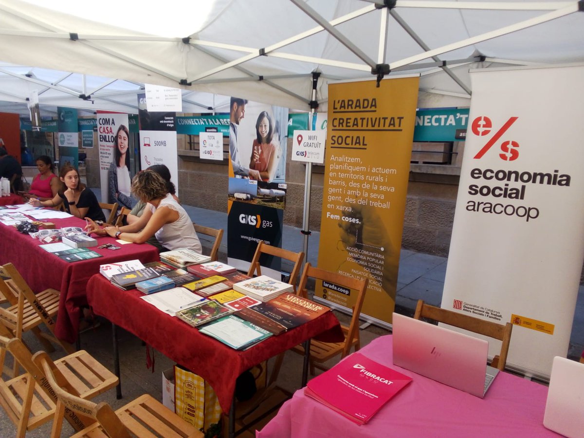 laradacoop's tweet photo. Avui, a #Solsona a la fira de consum estratègic que organitza https://t.co/1qsQxCcclG  a la  #biofira #LEcològica de #Solsona. Amb el desplegable sobre inciatives de l'#ESS de #Solsones acabat de sortir del forn, amb @CoopCatCentral. https://t.co/F5AKemmhHg