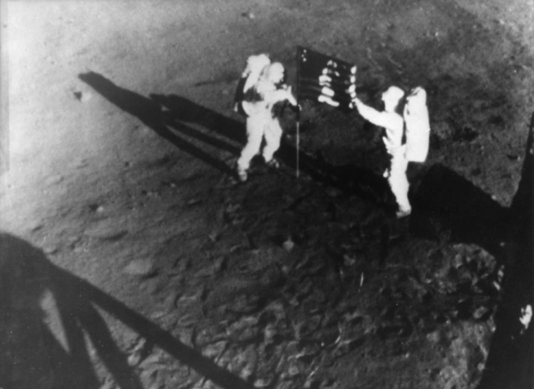 scout_es's tweet photo. Hace 50 años que 3 astronautas👨🏾‍🚀 llegaron a la Luna en el Apolo 11🚀 y Neil Armstrong, scout, dijo: "Este es un pequeño paso para el hombre, pero un gran salto para la Humanidad". Como homenaje, queremos hacer los 384.000km que separan la🌍 de la🌑 https://t.co/JObqUR7wdy https://t.co/d1dR8AIrkV