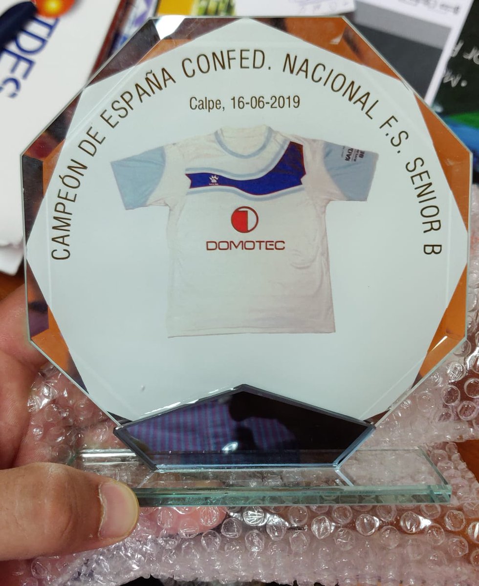 grupotres's tweet photo. ¡Mirad lo que tenemos en la oficina!
Es el 𝐓𝐫𝐨𝐟𝐞𝐨 𝐝𝐞 𝐂𝐚𝐦𝐩𝐞ó𝐧 𝐝𝐞 𝐄𝐬𝐩𝐚ñ𝐚 𝐂𝐨𝐧𝐟𝐞𝐝. 𝐍𝐚𝐜𝐢𝐨𝐧𝐚𝐥 𝐅.𝐒. 𝐒𝐞𝐧𝐢𝐨𝐫 𝐁 de #Domotec por haberles apoyado y haberse proclamado 🅒🅐🅜🅟🅔🅞🅝🅔🅢!!
¡Enhorabuena chicos! https://t.co/96zBWM0Z2z