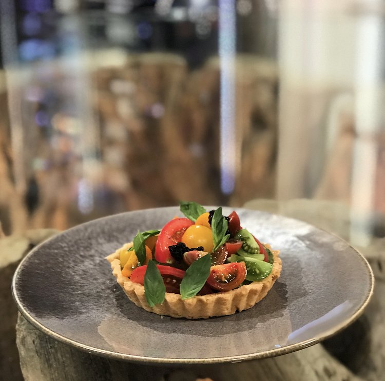 A deliciously fresh tomato tart from Bryn there! 🍅

And for those who want to make it #vegetarian, Bryn recommends swapping the parmesan for any strong, vegetarian hard cheese and swapping the gelatine for agar agar 👍

However you do it, enjoy! 😋 

bbc.co.uk/saturdaykitchen