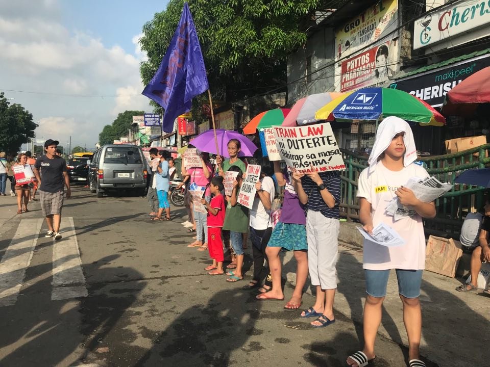 gabrielaphils's tweet photo. Kinalampag ngayon ng GABRIELA at Stop TRAIN Network ang kahabaan ng Litex Market upang irehistro ang pagpapabasura sa TRAIN Law ng administrasyong Duterte at iba pang patakarang nagpapahirap sa mamamayan. #StopTRAIN https://t.co/r6kB7IeYSn