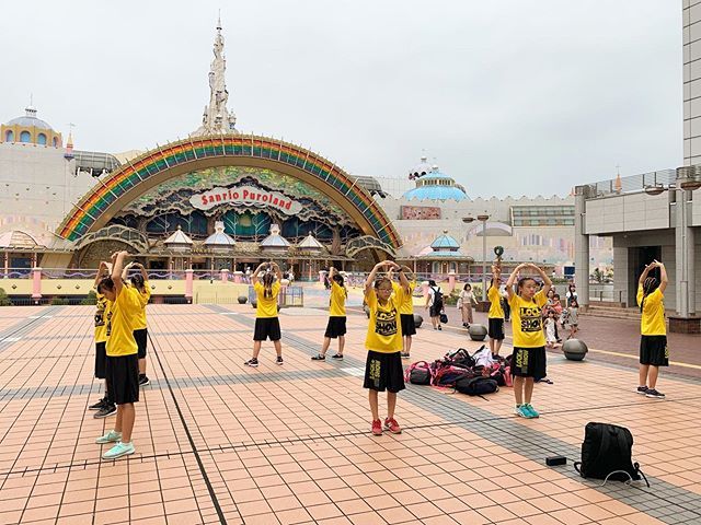 urakata_fromLS's tweet photo. ピューロランドのコンテストを終え。
ピューロランド前で盆踊り練習。笑
・
19:30頃いこいの広場に参上します!
初の盆踊り出演です!
#lockshow #kunitachi #dance #bonodori #東京五輪音頭 #tokyo2020 #国立市 #ダンス #盆踊り #いこいの広場 #初 #お披露目 https://t.co/HwdnNUSDHj