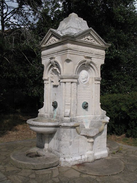 thevicsoc's tweet photo. The design for the new London water fountains has been widely criticised...

How do you think the 19th century approach compares?💧⛲️ https://t.co/2kEbLdqmGv