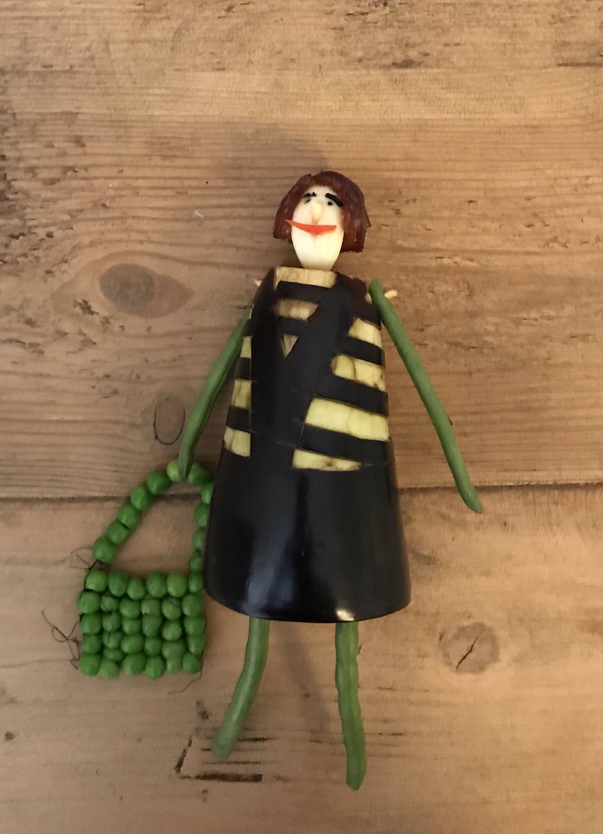 superroz's tweet photo. @tombaromba made Phoe-bean Waller-Fig and a ‘peabag’ for the Lambeth Country Show veg sculpture competition. So good. @lblcountryshow @fleabag https://t.co/f6BAjvE54E