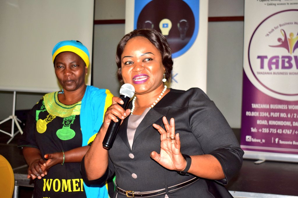 HAROUBTV3's tweet photo. Mkuu wa Wilaya ya Chunya Mkoani Mbeya .Mhe Maryprisca Mahundi amefungua mkutano wa wanawake wafanyabiashara Mkoani Mbeya uliaondaliwa na (TABWA) taasisi ya wanawake wafanyabiashara katika kuzindua tawi lao jijini Mbeya.
@HAROUBTV3 https://t.co/lX28PodquB