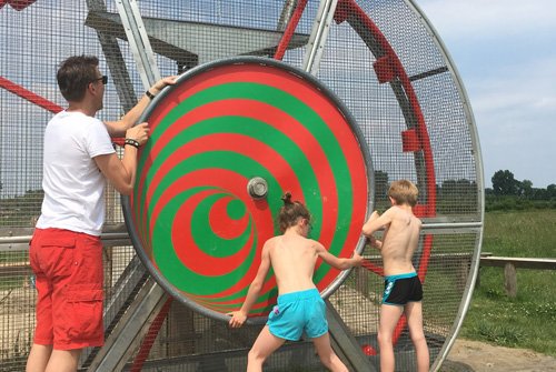 KidsproofArnhem's tweet photo. Op een warme #zomerdag is een #waterspeeltuin ideaal voor de kids. Dit zijn de zeven leukste #kidsproof adresjes voor een dag vol waterpret in onze blog op @oudersvannu! Hoe leuk, het waterrad bij de @landerij staat ook in dit mooie rijtje > https://t.co/vGT2UgeANe https://t.co/O6Er9aSHVS