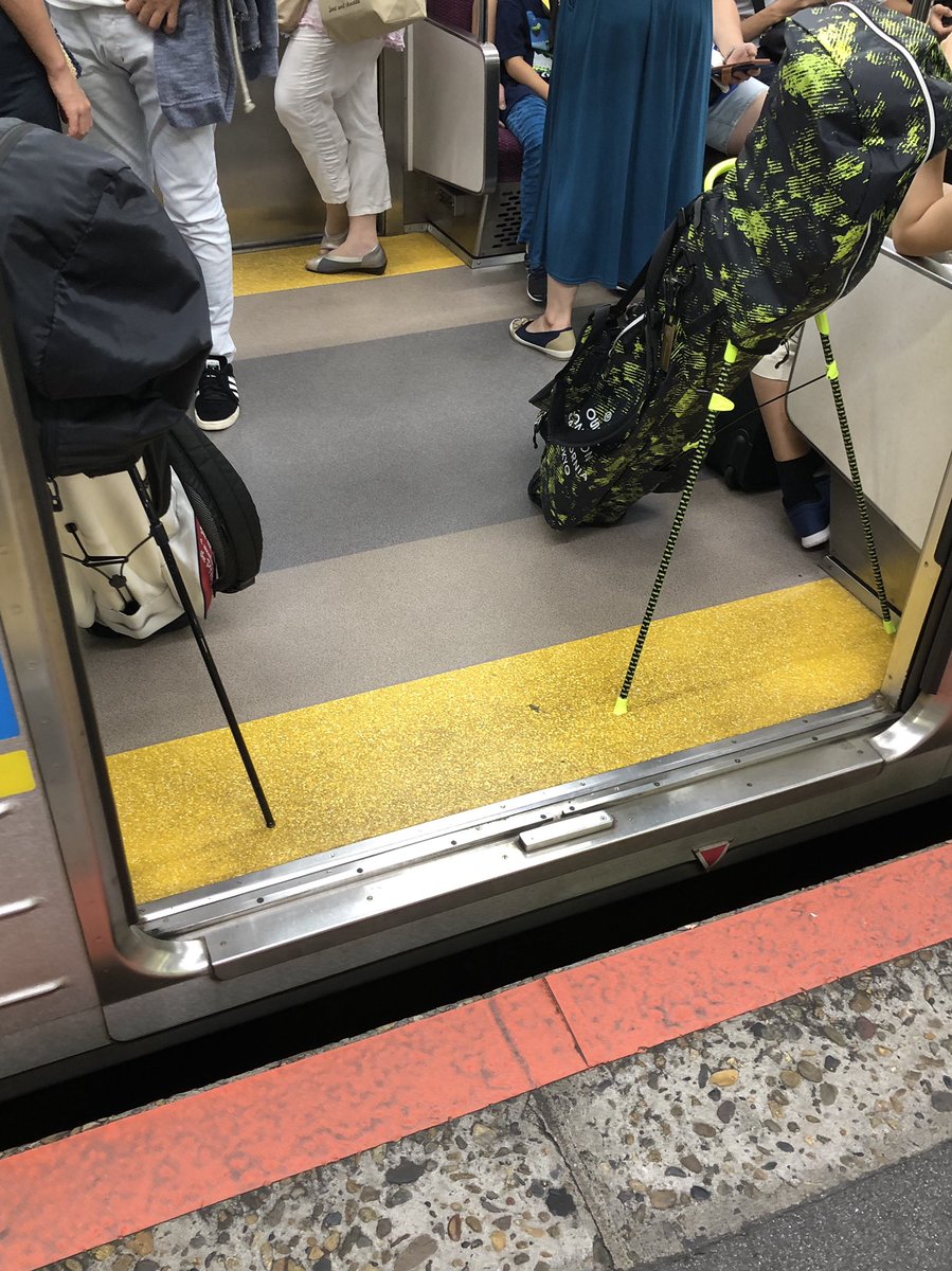 ぞうさんのお台所 Auf Twitter 電車 まあまあ混んでるのに 持ち主ご夫婦 は発泡酒と缶チューハイ飲みながら大きな声でご歓談 俺はカバンの横に座ってて 周りからの視線が痛かったけど 降りる時 ん お前の ゴルフバッグじゃなかったの 的な優しい視線に変わって