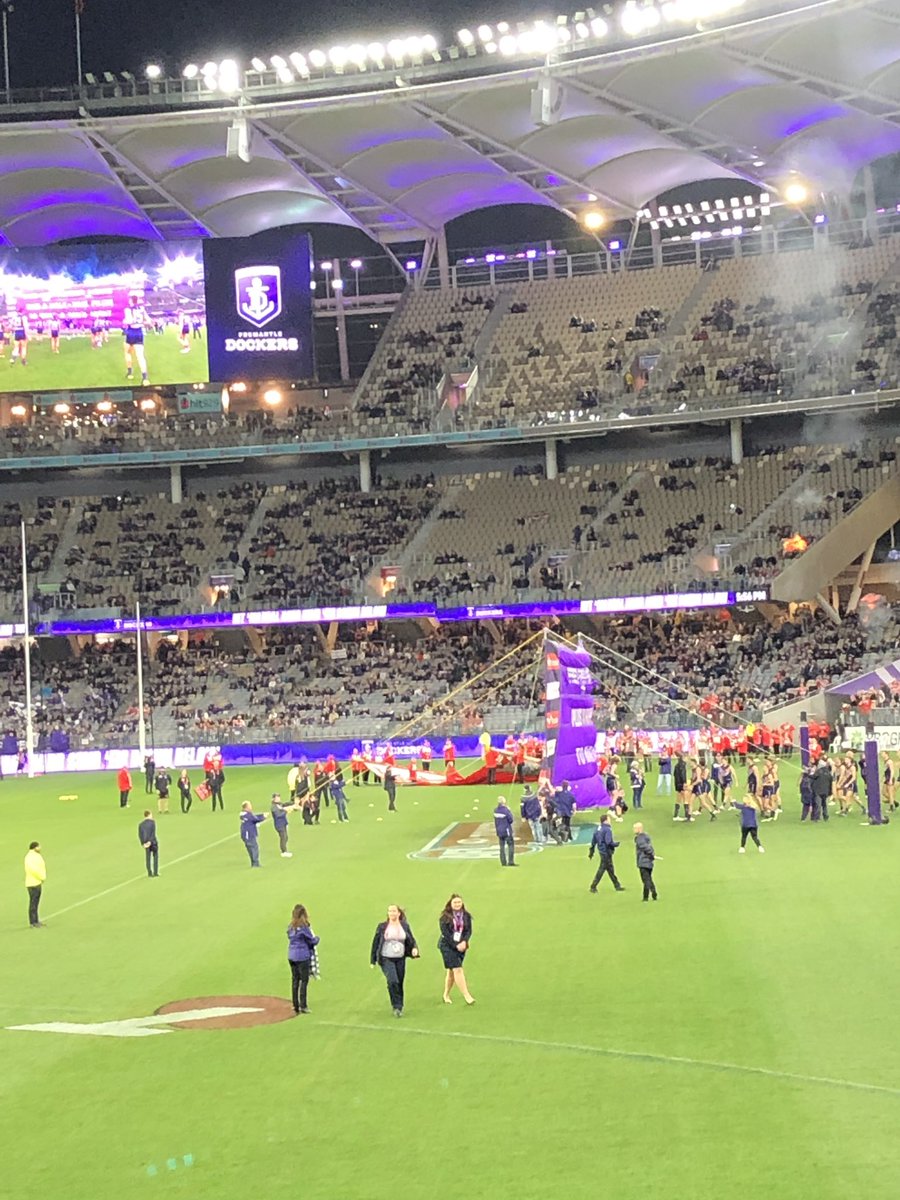 maninthestreet's tweet photo. Back again, here’s hoping 🤞#AFLFreoSwans #foreverfreo https://t.co/Ylq9hv2ngq