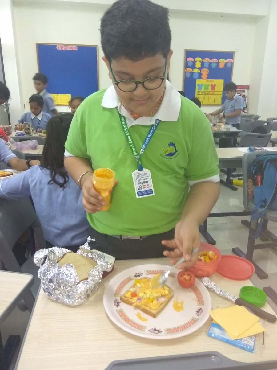 Senthilsoumi's tweet photo. When it Students compliment you ....you are the best chef....@SUPW CLUB #NONFIRE COOKING MY FAVOURITE CLUB SANDWICH https://t.co/EHB7evJWgc