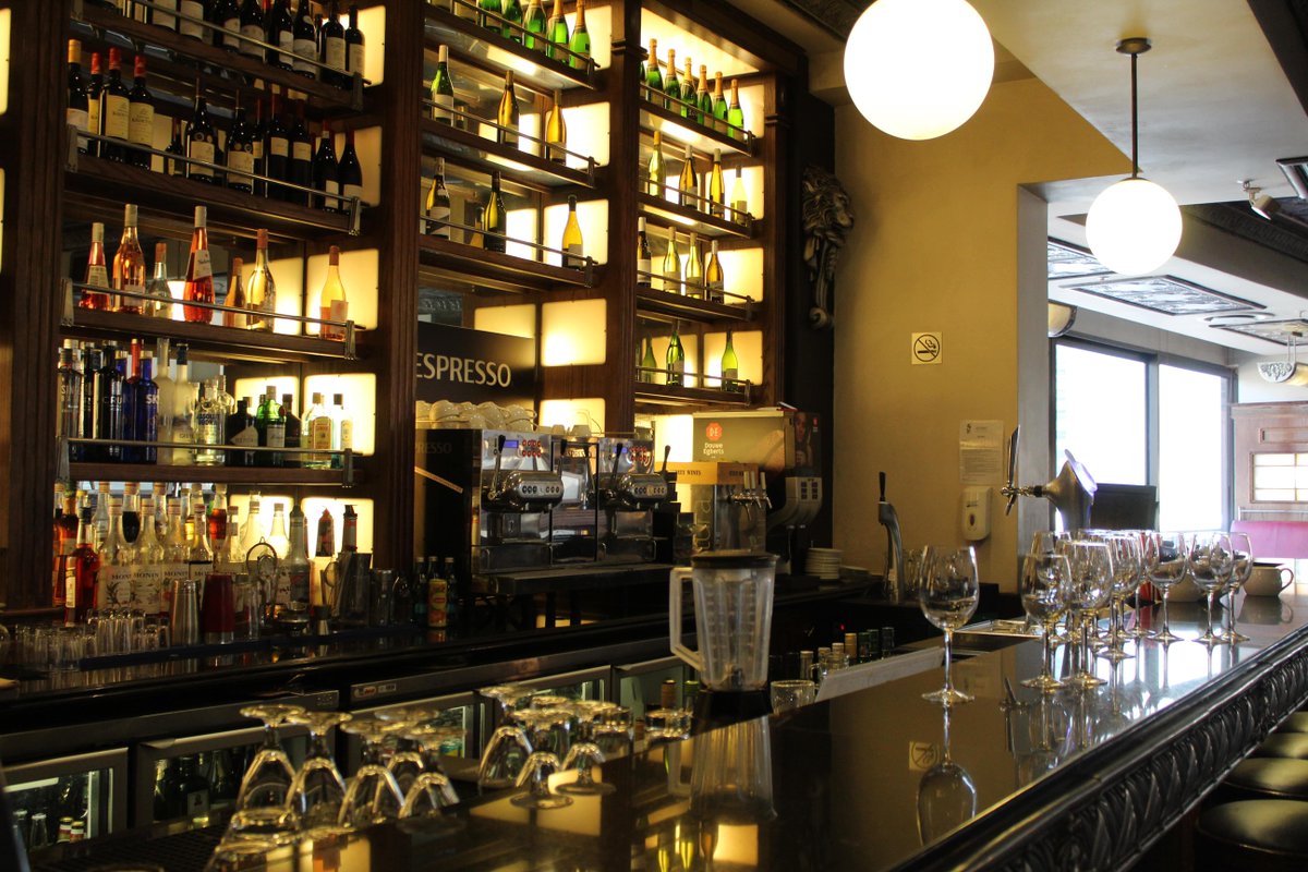 With warm wooden furnishings, ambient lighting and a range of your favourite whiskeys and more 🥃 MAXIM Lounge offers an elegant  hideout in the city. Experience it here: bit.ly/2Ul6g5D #LegacyHotels