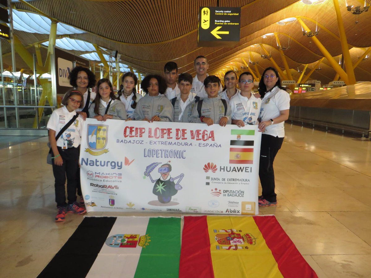 La selección española está representando a #España en <a href="/RoboRAVEIntl/">RoboRAVE Int'l</a> 2019, la mayor competición educativa de #Robótica 🤖 del #Mundo. En su trayecto por China también visitarán la sede de #Huawei para conocer más de #Tecnología. ¡Mucha suerte, <a href="/lopetronic/">lopetronic</a>!