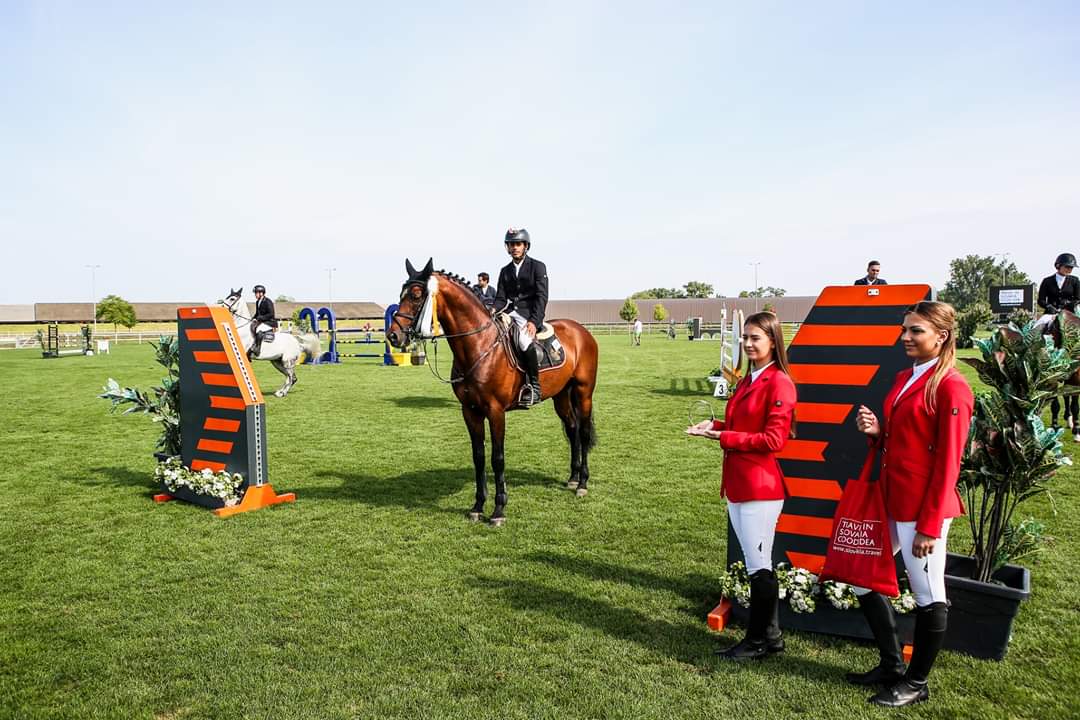 That’s how you do it! Ali Hamad Al Kirbi couldn’t be caught in the Prize Travel in Slovakia Good idea today aboard Catch the Wind II at X-BIONIC. 🙌🦄 #xbionicSummerTour #Samorin #ShowJumping #PlaceToBe