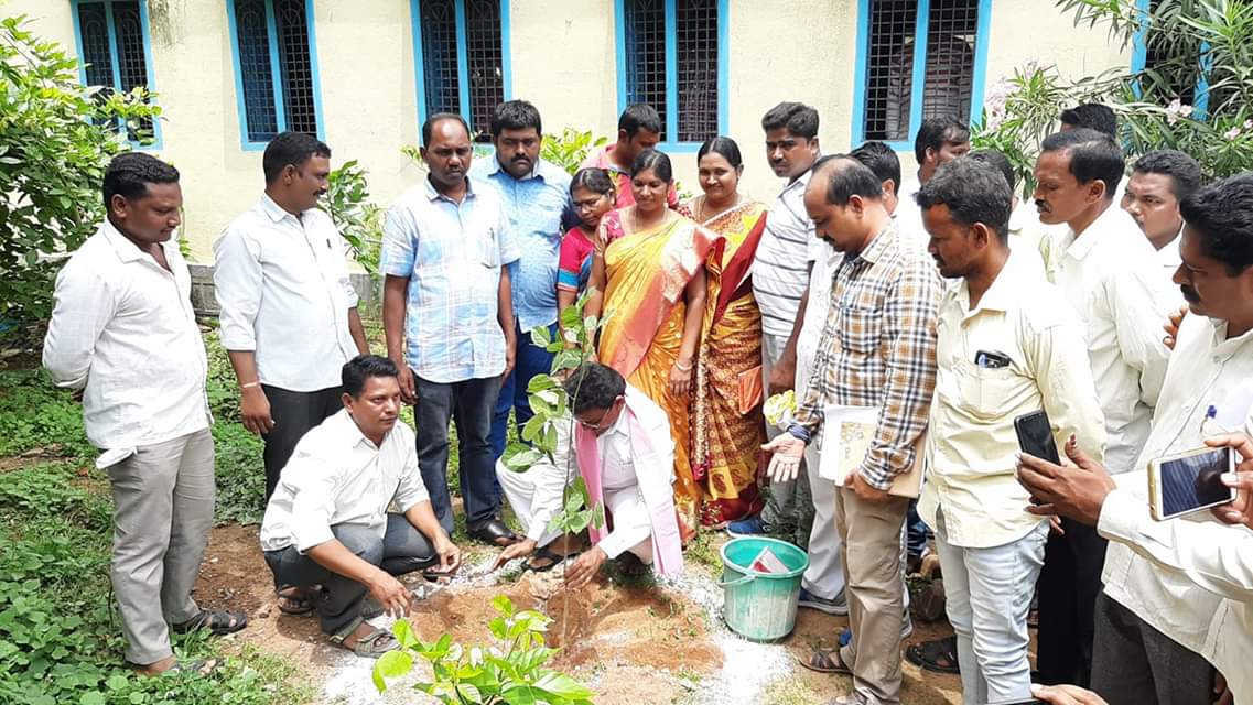 MlaTrs's tweet photo. తెలంగాణ ప్రభుత్వం మరియు గౌ" ముఖ్యమంత్రి కేసీఆర్ గారు ఎంతో ముందుచూపుతో, ప్రతిష్టాత్మకంగా చేపట్టిన "హరితహారం" కార్యక్రమాన్ని విజయవంతం చేయడంలో బాగంగా, గుండాలలో మొక్కలు నాటడంతో పాటు, హరితహారంపై డ్వాక్రా మహిళలను చైతన్యపరుస్తూ మొక్కలు పంపిణీ చేయడం జరిగింది
@trspartyonline #Pinapaka https://t.co/KZXhcjYTq1