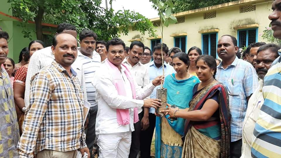 MlaTrs's tweet photo. తెలంగాణ ప్రభుత్వం మరియు గౌ" ముఖ్యమంత్రి కేసీఆర్ గారు ఎంతో ముందుచూపుతో, ప్రతిష్టాత్మకంగా చేపట్టిన "హరితహారం" కార్యక్రమాన్ని విజయవంతం చేయడంలో బాగంగా, గుండాలలో మొక్కలు నాటడంతో పాటు, హరితహారంపై డ్వాక్రా మహిళలను చైతన్యపరుస్తూ మొక్కలు పంపిణీ చేయడం జరిగింది
@trspartyonline #Pinapaka https://t.co/KZXhcjYTq1
