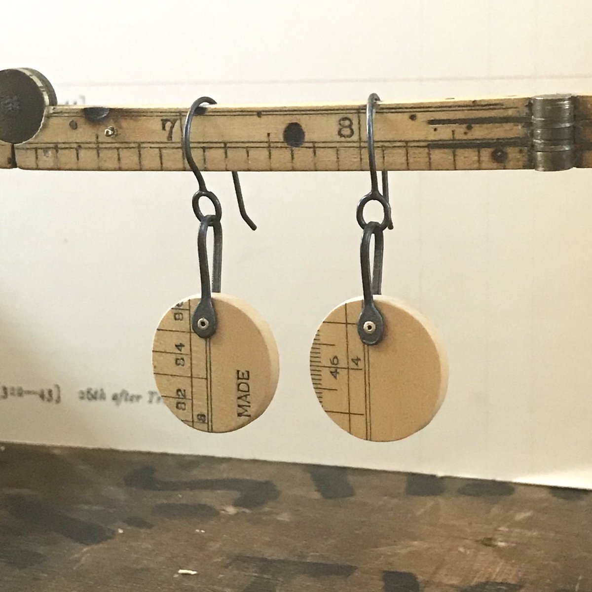 clarehillerby's tweet photo. Ruler Dot + Paddle Earrings online, made from lightweight fragments of old wooden rulers, oxidised silver attached using gold tube rivets
#earrings #handmadeearrings #handmadejewellery #wood #rulers #oldwoodenrulers #oxidisedsilver #goldtuberivets #buyonline #studio20a #upstairs https://t.co/ONas0QBNZF