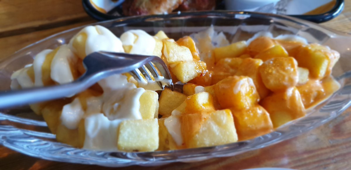 gastrojumping's tweet photo. No hay mejor plan, que compartir nuestras patatas mixtas con los amigos y si además puedes acompañarlas con unas cervecitas bien fresquitas en la terraza, mejor todavía. 😍 #veranito #terraceo #raciones #tapeo #cerveza #amigos #friends #vino #Madrid #Aravaca #aravacasoho https://t.co/wT8TJ64VLK