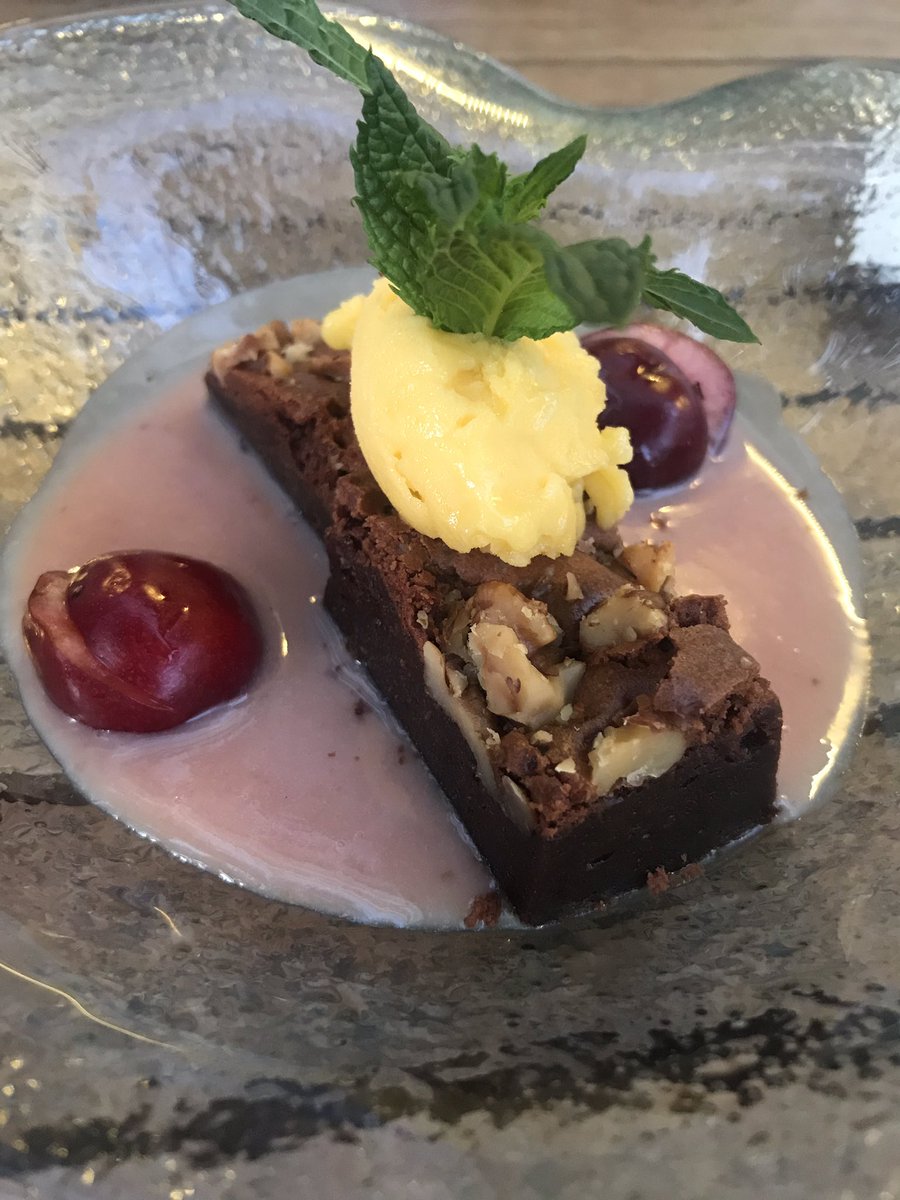 🍺⛱  🌳 Buenos días y feliz sábado!
Os esperamos en nuestra terraza colorida! 👨‍🍳 Ven a disfrutar de nuestros platos.
#lasalchichería #restaurante #barriodeloeste #salamanca #gyozas #foodies #gourmet