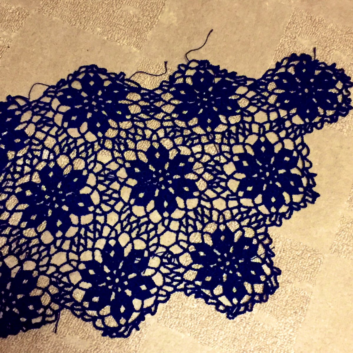ゆうこ Twitterren ダイソーさんのコットン糸で 雄鶏社の 美しいレース モチーフつなぎ の編み図を参考に 台形ショールを編んでいます かぎ針編み 編み物 100均糸kcal 手編みショール モチーフつなぎ