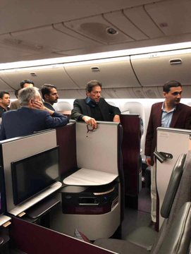 shoaibahmad_sh's tweet photo. وزیر اعظم پاکستان جناب @ImranKhanPTI قطر ائیرویز کی کمرشل فلائٹ پر امریکہ روانہ ، وزیر اعظم عمران خان کا قطر میں کچھ دیر قیام عام مسافروں کی طرح سفر کرتے رہے اور لائن میں بھی انتظار کیا
اسکو کہتے ہیں تبدیلی 
#NayaPakistan

#PMIKVisitingUS https://t.co/tmYUc9rv8z