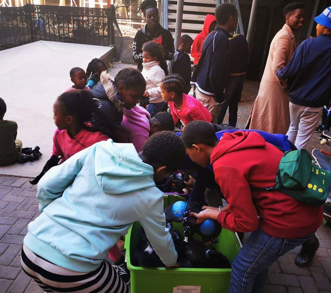 sosovanderru's tweet photo. Your 67minutes shouldn't end on Mandela Day. We here at @Skateistan with @sanqelaboniswa and these wonderful kids as #SosoRungquProductions braving the weather just to put a smile on their faces
#CatchADream #SosoRungquProductions
SATURDAY ❤️ https://t.co/aLqa2yXNib