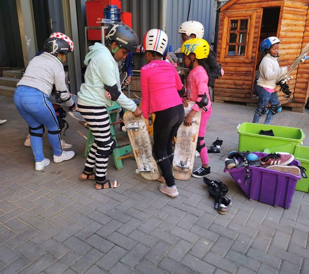 sosovanderru's tweet photo. Your 67minutes shouldn't end on Mandela Day. We here at @Skateistan with @sanqelaboniswa and these wonderful kids as #SosoRungquProductions braving the weather just to put a smile on their faces
#CatchADream #SosoRungquProductions
SATURDAY ❤️ https://t.co/aLqa2yXNib