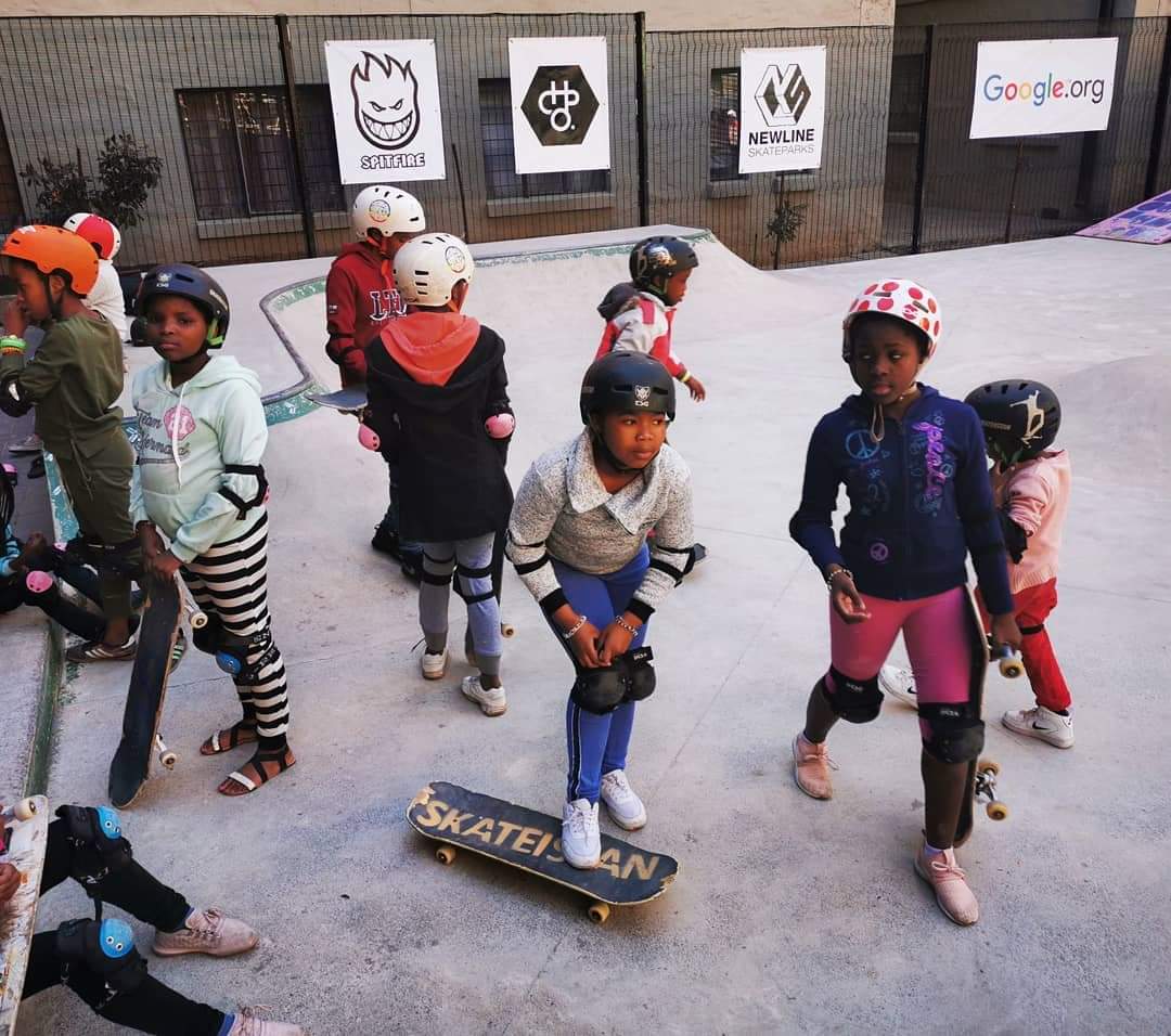 sosovanderru's tweet photo. Your 67minutes shouldn't end on Mandela Day. We here at @Skateistan with @sanqelaboniswa and these wonderful kids as #SosoRungquProductions braving the weather just to put a smile on their faces
#CatchADream #SosoRungquProductions
SATURDAY ❤️ https://t.co/aLqa2yXNib