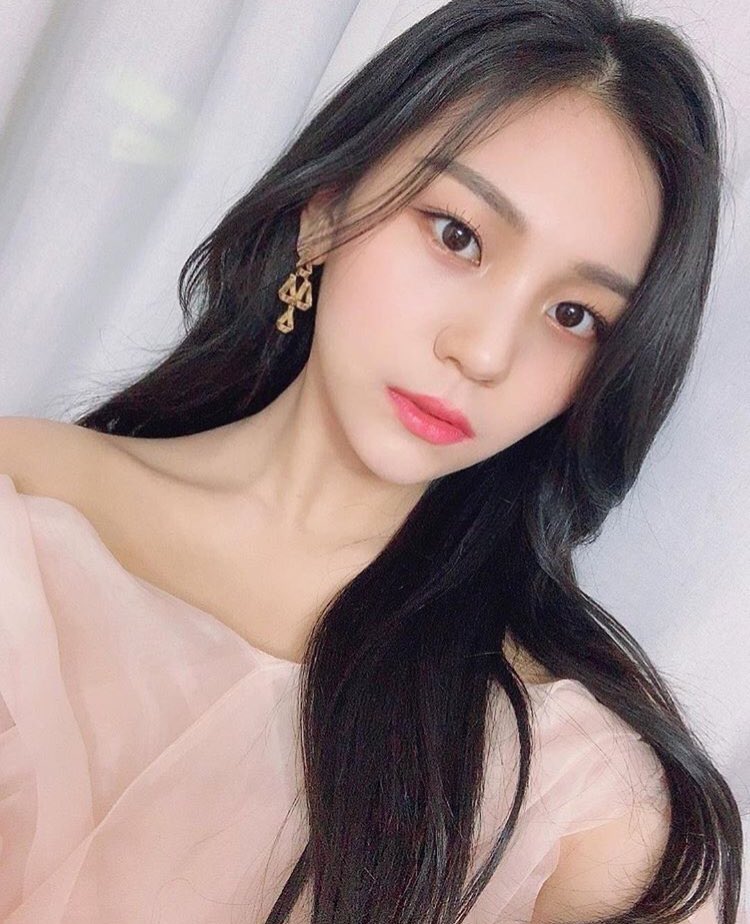 ggyerin57's tweet photo. อีซอสมันรู้ได้ยังไงว่าหลายปีต่อมา น้องออมจีจะเป็นสาวสวยสะพรั่ง มาไกลจาก megustastu ได้ขนาดนี้อะ สายตาเฉียบคมจริงๆ ไปหาเด็กแบบนี้มาจากไหนนนน https://t.co/S6KM9KnO8w