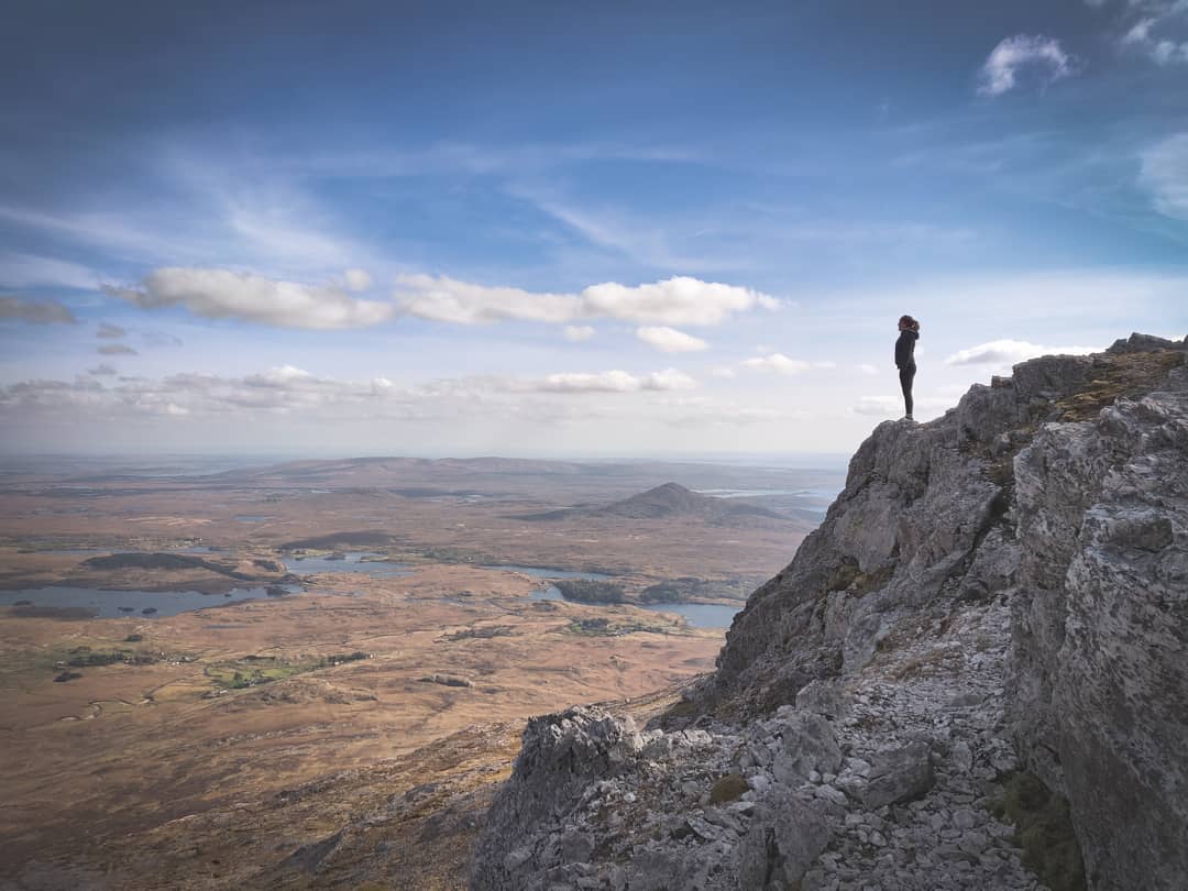 visit_galway's tweet photo. What an incredible view across #Connemara atop #BinnGabhar. Also known as #Bengower, this mountain peak is part of the stunning #TwelveBens Mountain Range. Hats off to Daniel O. Rodrigues for this amazing snap!! 👌😍⛰️😎 #TwelvePins #Hiking #ThatView #Galway #Ireland #VisitGalway https://t.co/Uc53R1XQhs