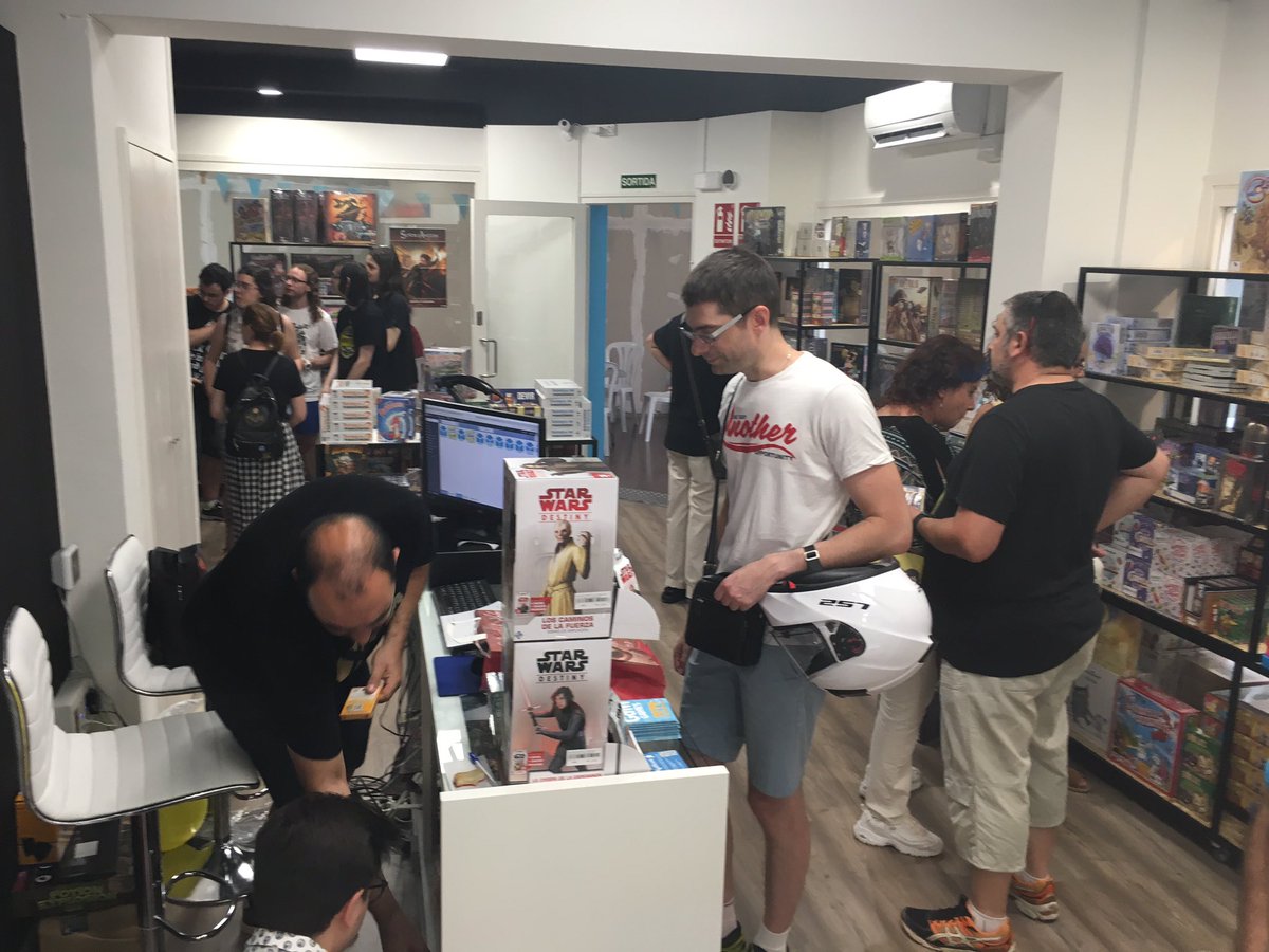 MathomStore's tweet photo. ¡Os esperamos en las Galerías Maldà de Barcelona! Éste es el ambientazo que tenemos en la tienda ahora mismo, con demos de juegos y nuestra simpatía legendaria 😆 #mathom #mathommalda #inauguración #galeriesmalda #diversió #màgia #barcelona #jocsdetaula #juegosdemesa #boardgames https://t.co/T6lk288bTk