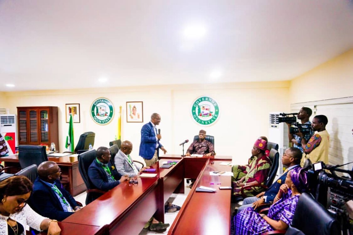 SulaiOdus's tweet photo. Ogun State Governor, Prince Dr @dabiodunMFR received in audience, a team from @wemabank Plc. led by its Managing Director/Chief Executive Officer, Mr Demola Adebise.

📷: @ademide4040 @modelesy https://t.co/z2L5Iehkor