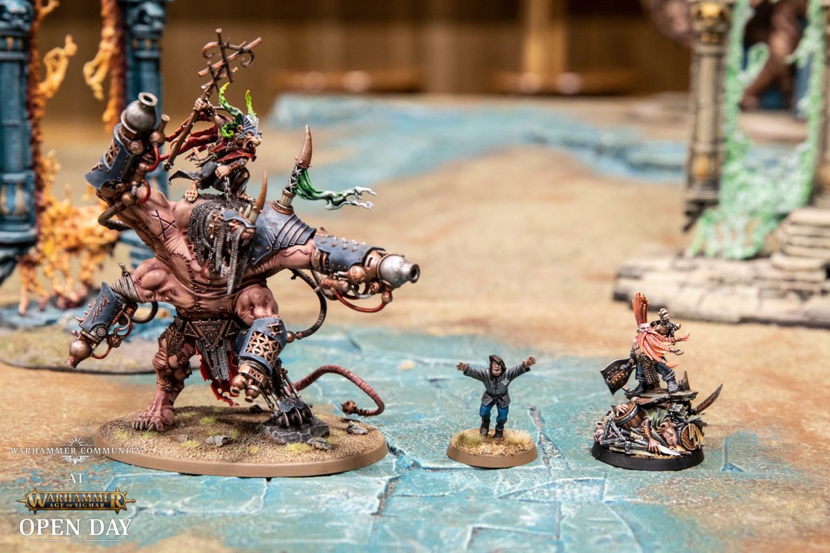 Crispin_Giles's tweet photo. Johann in the middle there seems to be wearing a shirt with the Warhammer Community logo on. #AoS #NeverStopScreaming https://t.co/LhD1HLzssJ