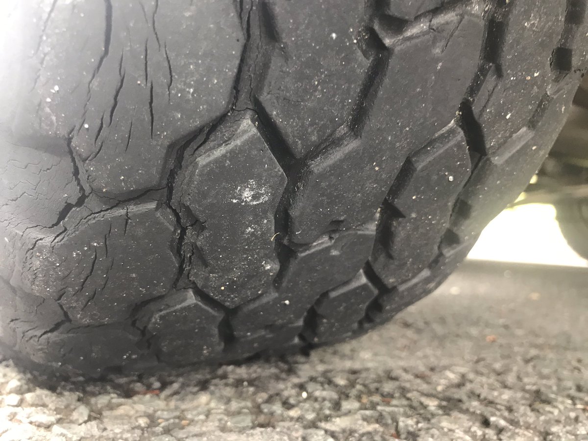 2nd vehicle on the way to the @royalwelshshow, no #Tachograph fitted, dealt with by @BreconRPU 👮‍♂️ 

Our Vehicle Examiner issued a PG9 for a perished #tyre exposing cords! 

The tyre was manufactured in 2008! 

#OldTyresKill @Tyresafe @tyreduk 
#CheckTyres