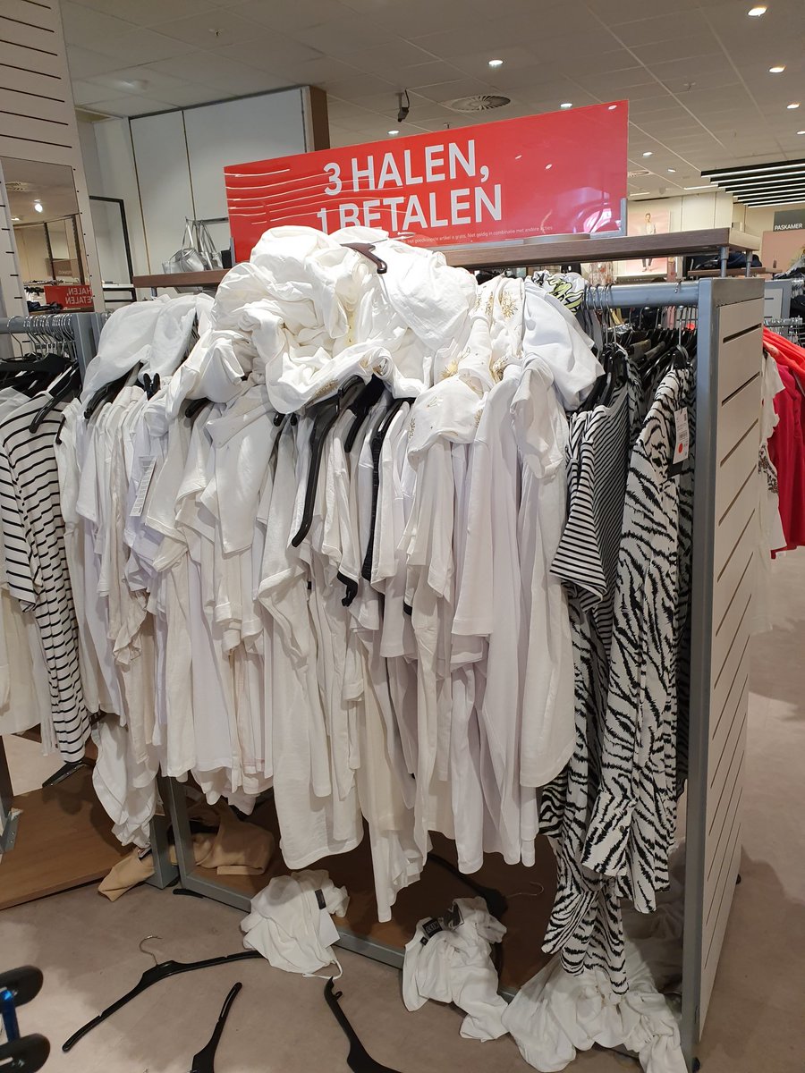 Liantien's tweet photo. #C&amp;A wat een puinhoop kunnen klanten ervan maken. Maar......alleen een medewerkster achter de kassa verder geen personeel te zien in de winkel (Dordrecht). Bezuinigingen zei kassamevrouw. Gaat dit wel goed #C&amp;A? https://t.co/aQclWZdGQA