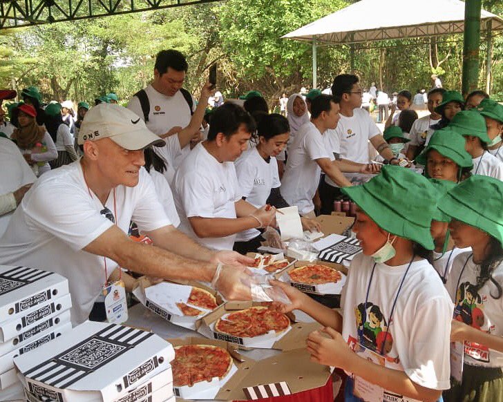 Today we share pizza and happiness with the children from Sahabat Anak at Bumi Perkemahan Ragunan.

Glad to have spent such quality time with the lovely children from Sahabat Anak! 🍕