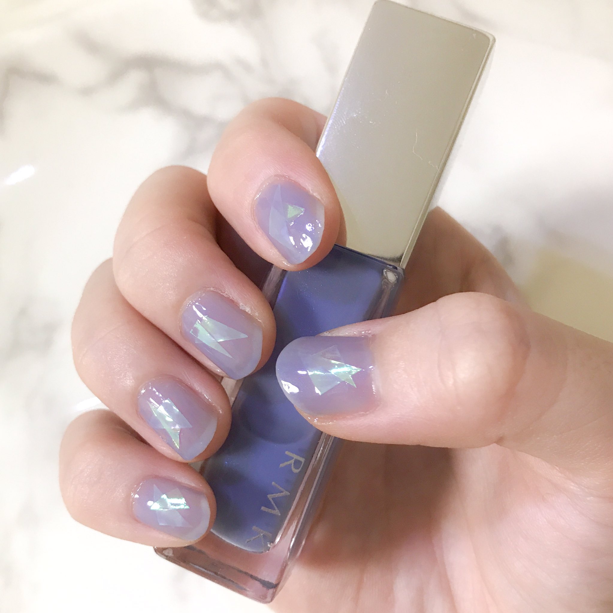 あまい 今日のネイル Rmk 07エアリーブルーと三角に切ったオーロラフィルムでガラスの破片みたいなイメージに エアリーブルーは藤色と水色の中間みたいな可憐な色 これで三度塗りくらい 透明感が自在に操れる万能ポリッシュ オーロラフィルムはちまちま