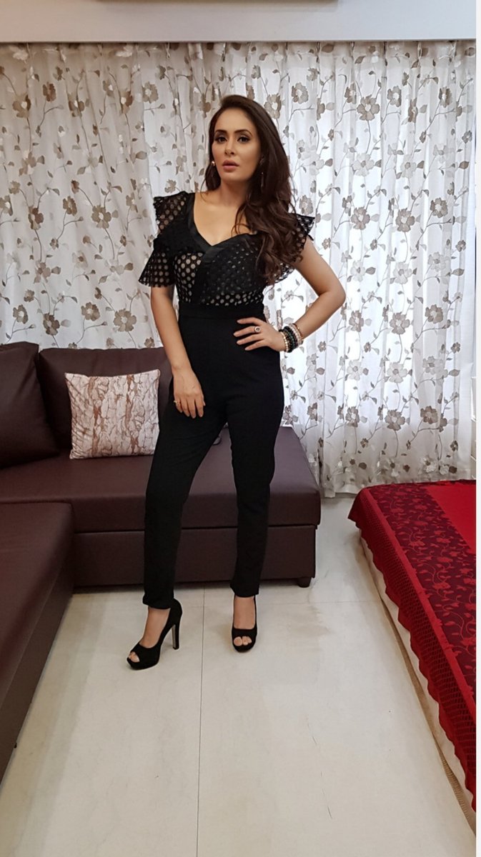 Black is modest & arrogant at the same time . Black is lazy & easy -but mysterious. But above all black says this : I don’t bother u -don’t bother me . 
#saturdaystyle #loveblack #sk  

Outfit - @ashimasharma_official 
MUA - @mwinyi_najeeb_naazim