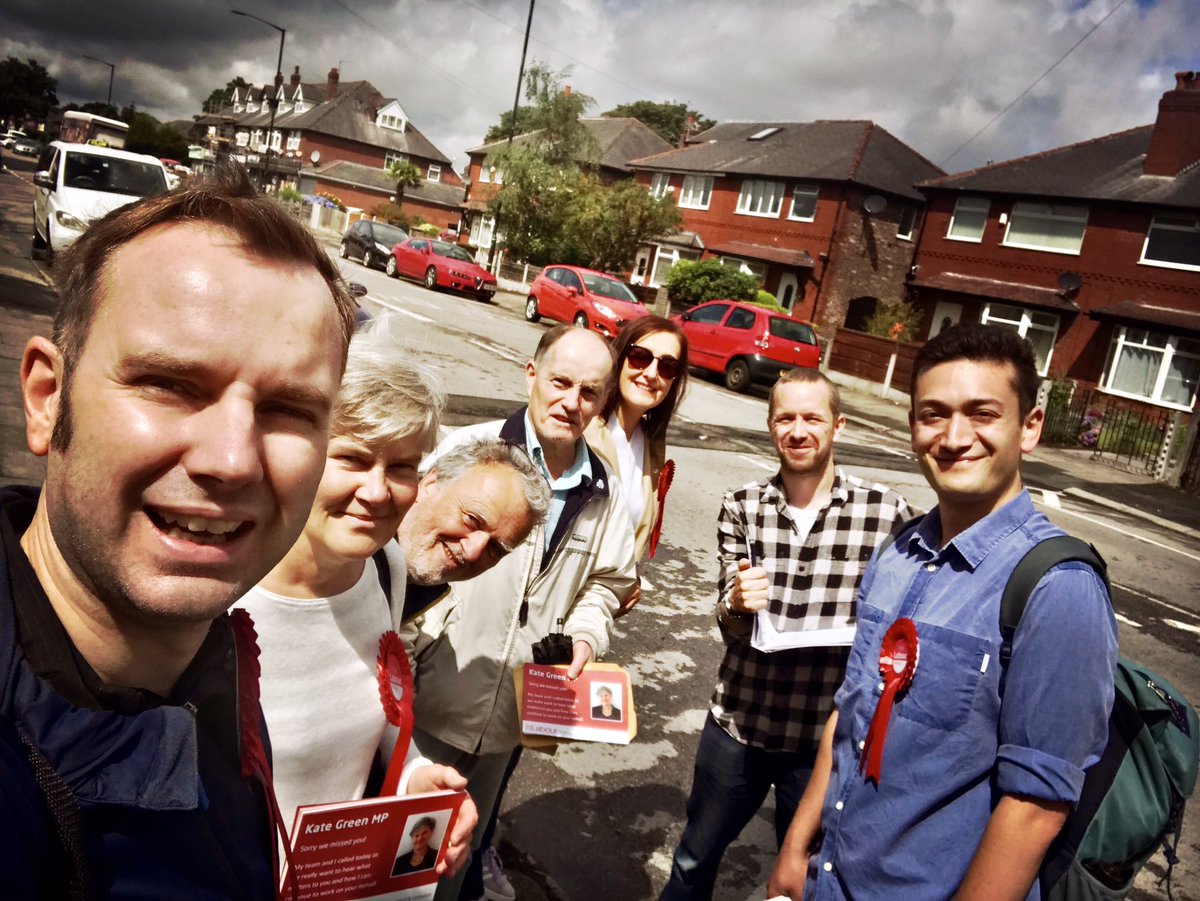 After a wet start ☔️the sun came out in the end ☀️for our #LabourDoorstep in Stretford this morning!